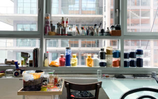 Atelier mit Farbtöpfen, Pinseln und Fensterfront – Dreh für die virtuelle Ausstellung #systemrelevant der whiteBOX.art