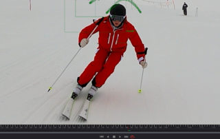 Skifahrer im roten Anzug im Schnee mit Grafik-Overlay – Color Grading und Postproduktion für HEAD