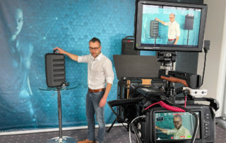 Mitarbeiter von RCS Audio-Systems präsentiert einen Lautsprecher vor der Kamera – Produktvideos