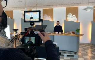 Kamera mit Monitor filmt einen Koch an der Theke – Produktvideos für Höhenrainer Delikatessen