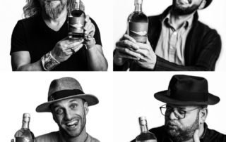 Schwarzweiß-Porträts der vier Gründer von Sleepy4Gin mit Hut und Ginflasche