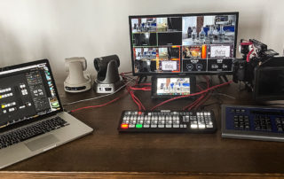 Erweitertes Streaming-Setup: ATEM Mini Extreme ISO, PTZ-Kameras, Monitor und Laptop auf dem Tisch