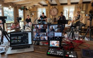 Streaming-Regie mit Bildmischer und Monitoren, dahinter Steve Garrett mit Band in der Wiesmühle – „5 vor 12“