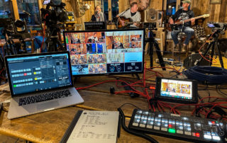 Streaming-Regie mit Laptop, Bildmischer und Monitoren, dahinter Bob Oache & Friends – „5 vor 12 – live aus der Wiesmui“