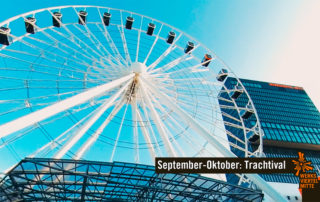 Riesenrad vor blauem Himmel mit Einblendung „September–Oktober: Trachtival“ – Jahresrückblick Werksviertel Mitte