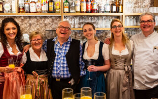 Das Team von Krinners Backstüberl in Tracht beim einjährigen Jubiläum