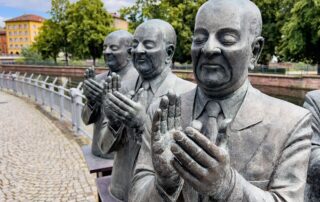 Bronzefiguren applaudierender Männer an der Uferpromenade in Pforzheim – Dreh für interne Kommunikation und Recruiting