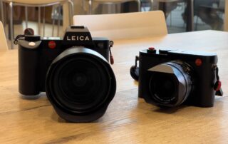 Zwei Leica-Kameras auf einem Holztisch – Fotoshooting bei einem Event von Würth Elektronik