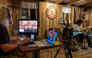 Michael J. Müller an der Streaming-Regie, im Hintergrund Jörg Danielsen mit Gitarre – „5 vor 12 – Live aus der Wiesmui“