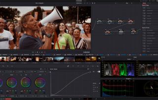 Color Grading in DaVinci Resolve: Mann mit Megafon in einer Menschenmenge – Kurzfilm „Drive Faster“ von Rainer Wolf
