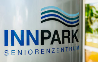 Logo „Innpark Seniorenzentrum“ an der Glaswand – Fotoshooting in Neuötting
