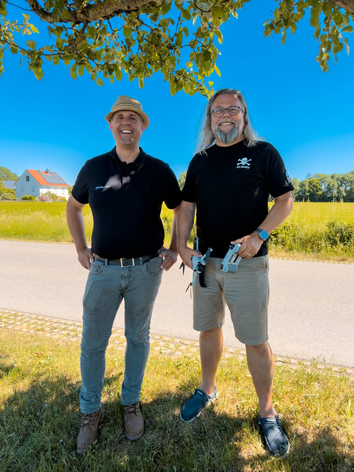 Roland Habeker und Mike am Feldrand