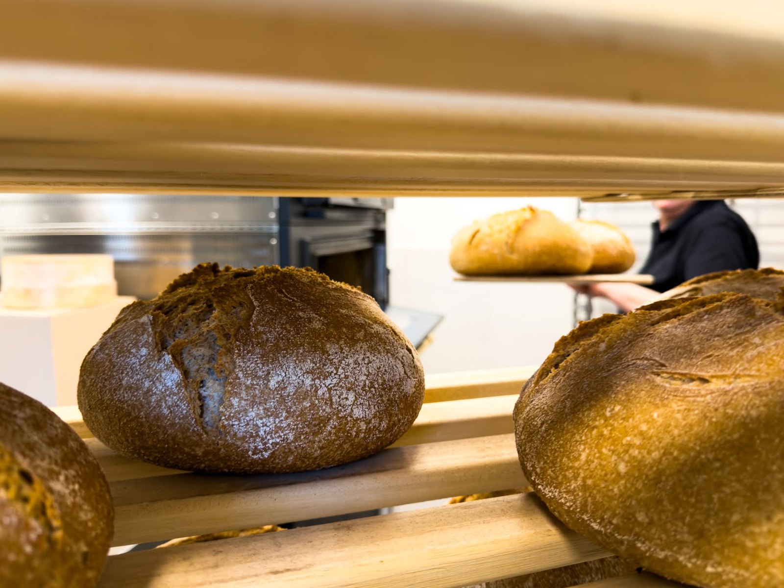 Frisch gebackene Sauerteigbrote in der Backstube