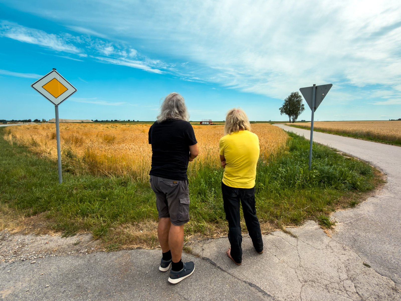 Mike und Elisabeth Ketterl an der Straßenkreuzung vor den Feldern