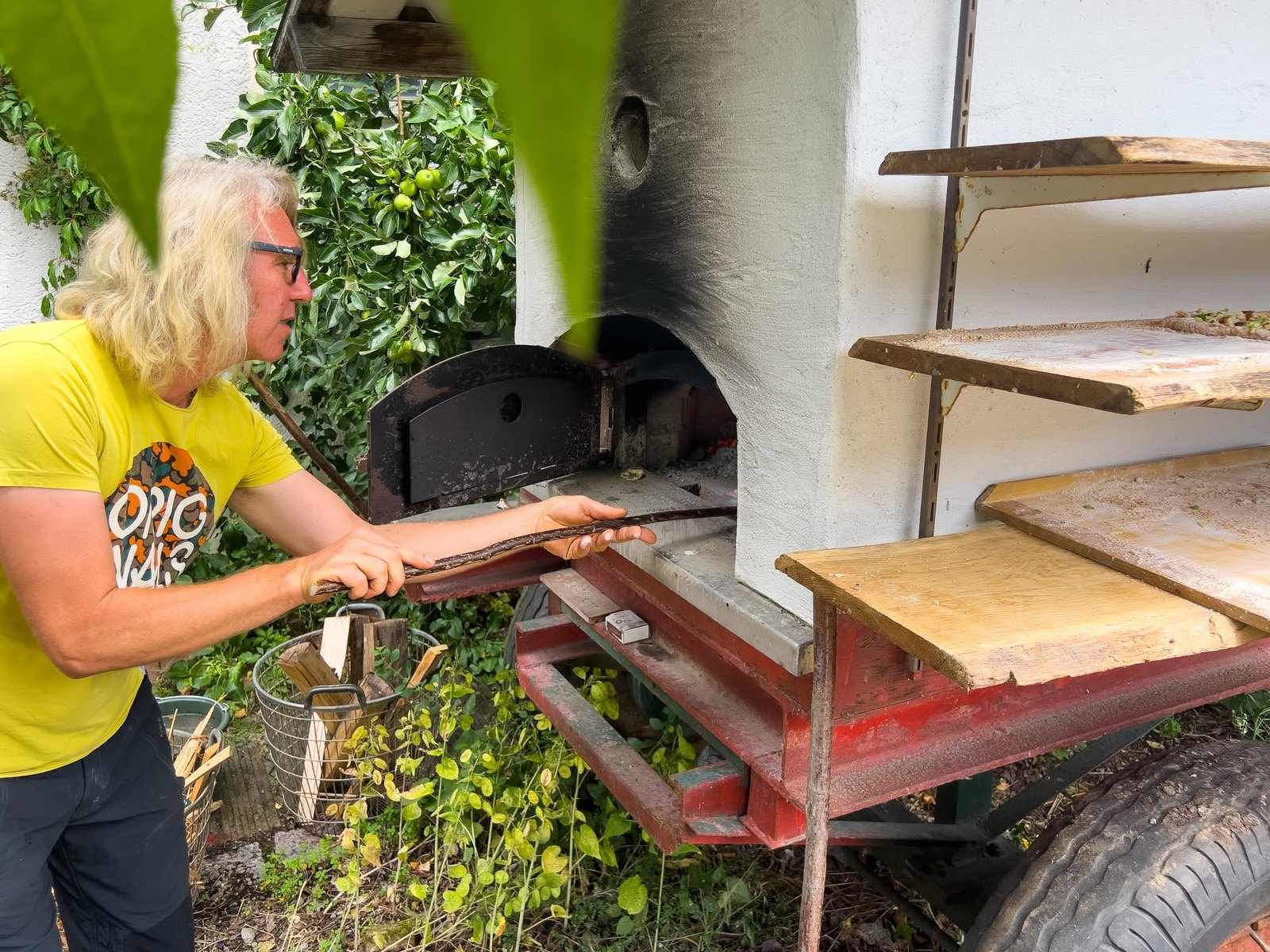 Hermann Ketterl schiebt die Pizza in den Holzofen
