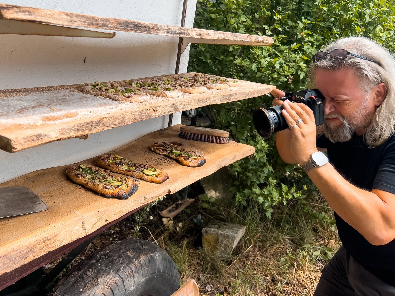 Mike fotografiert die frisch gebackenen Pizzen