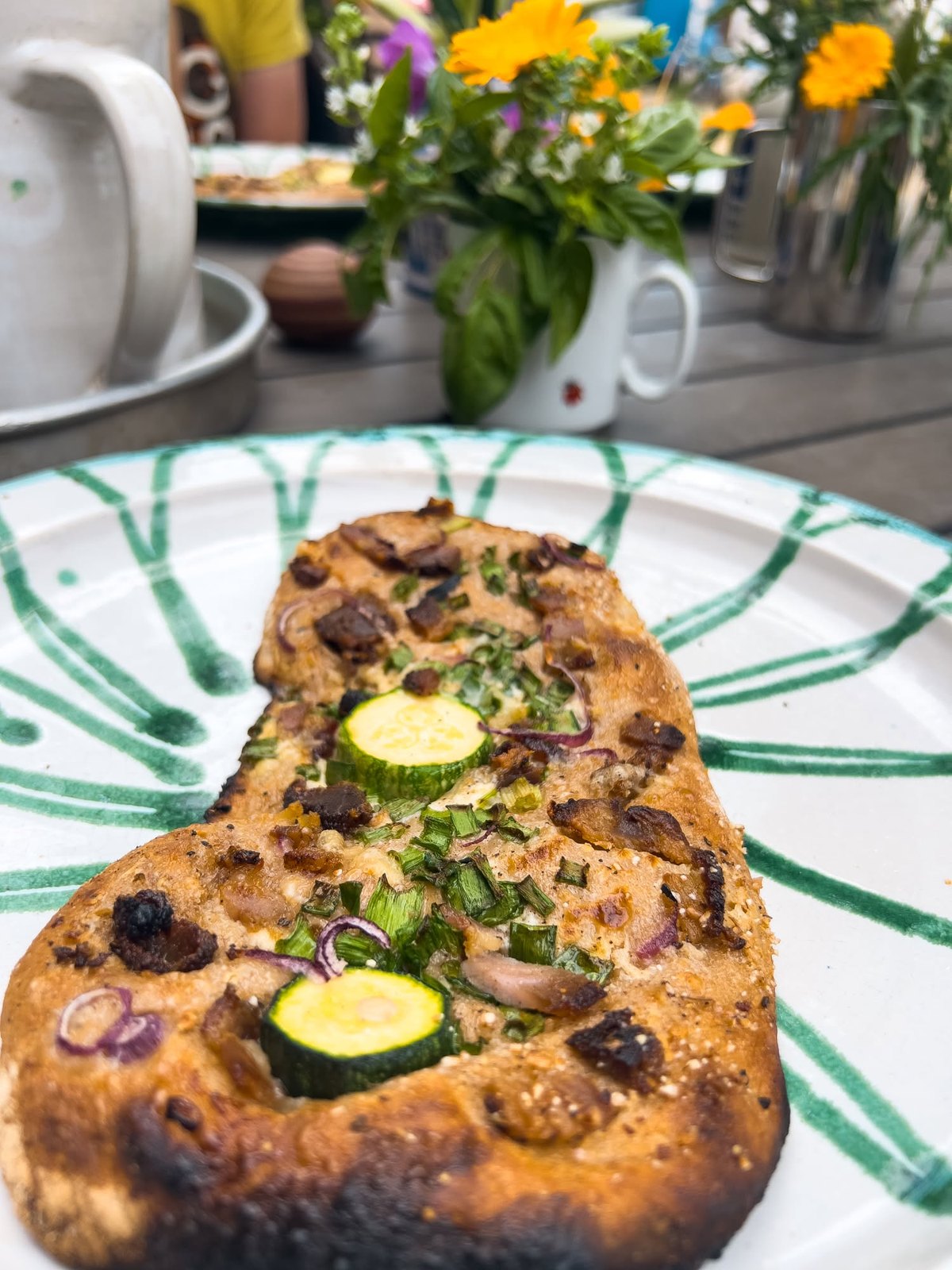 Pizza aus Tabertshausener Weizen auf dem Teller