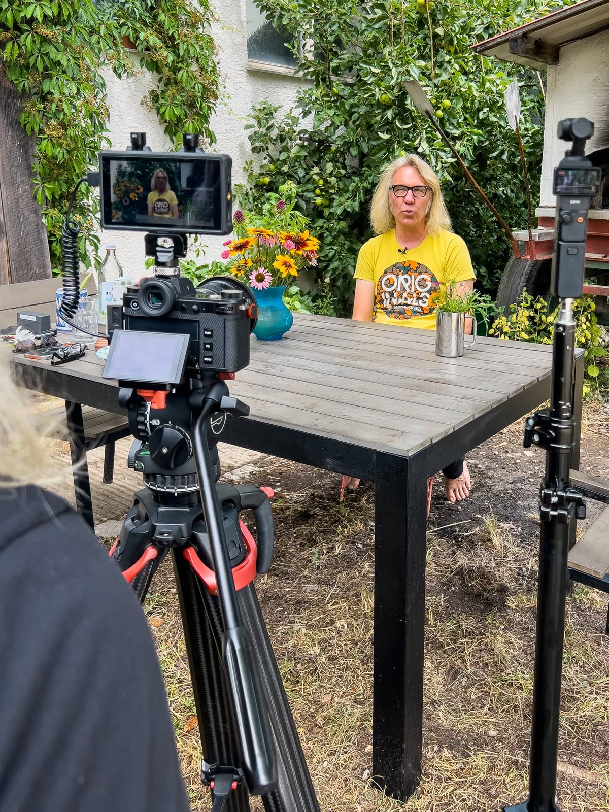Interview mit Elisabeth Ketterl im Garten, im Vordergrund die Kamera
