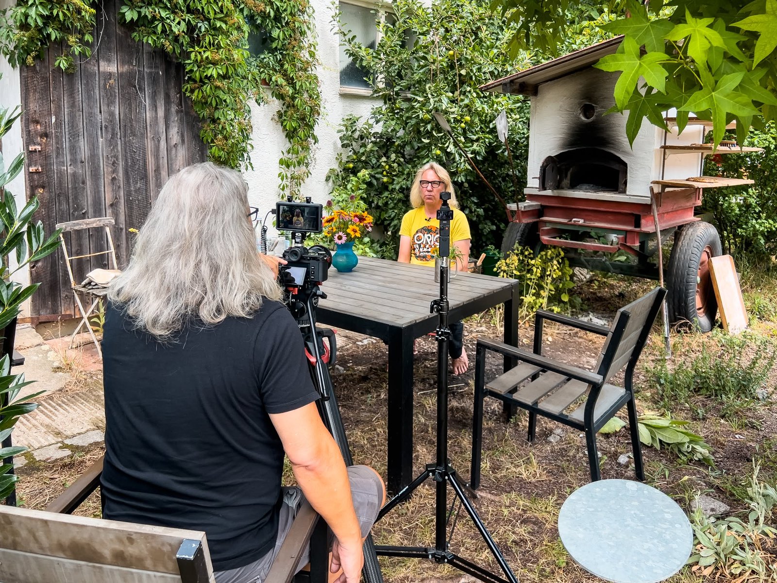 Der Interviewaufbau im Garten neben dem Holzofen