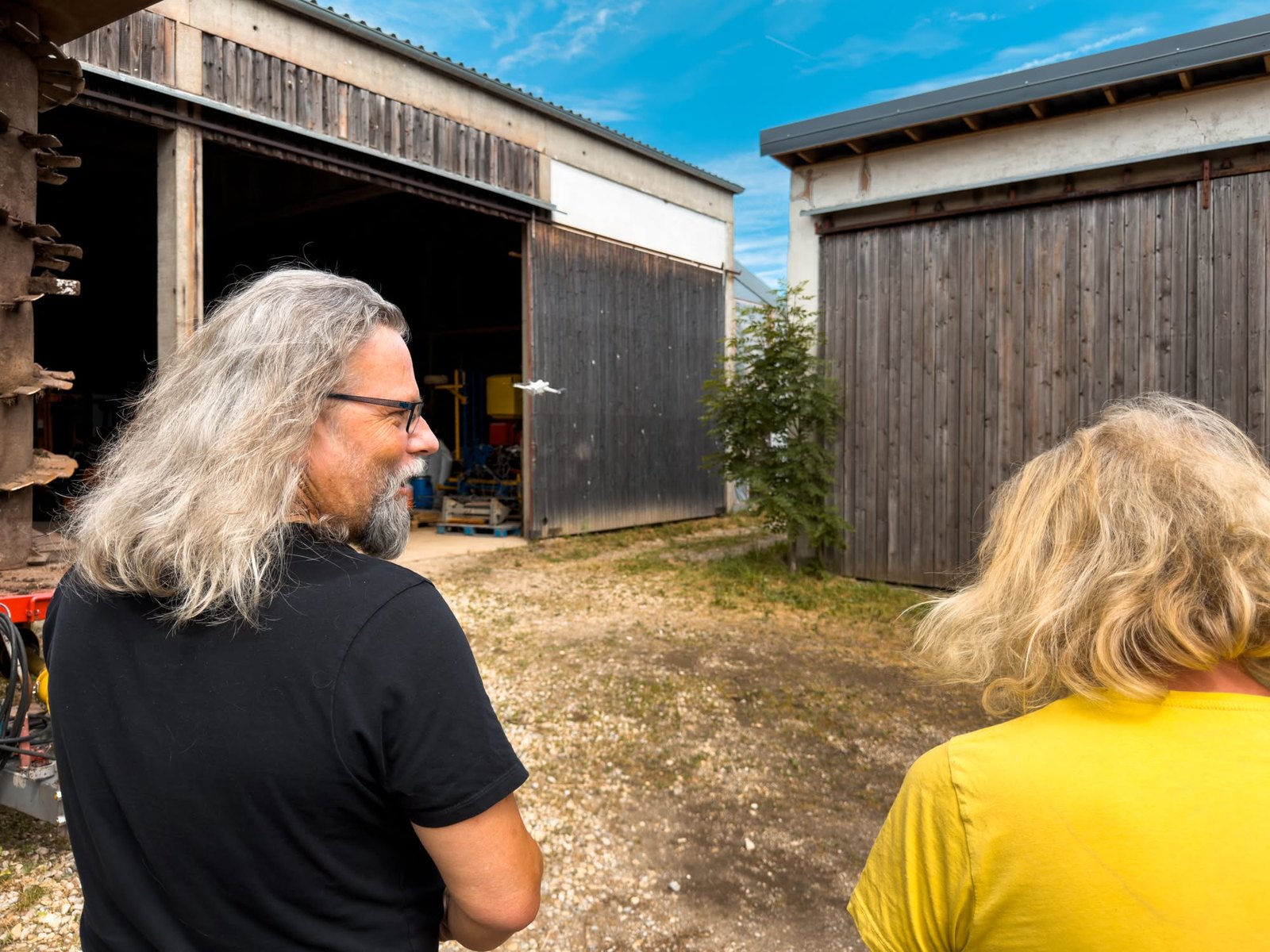 Mike und Elisabeth Ketterl vor den Wirtschaftsgebäuden des Hofs