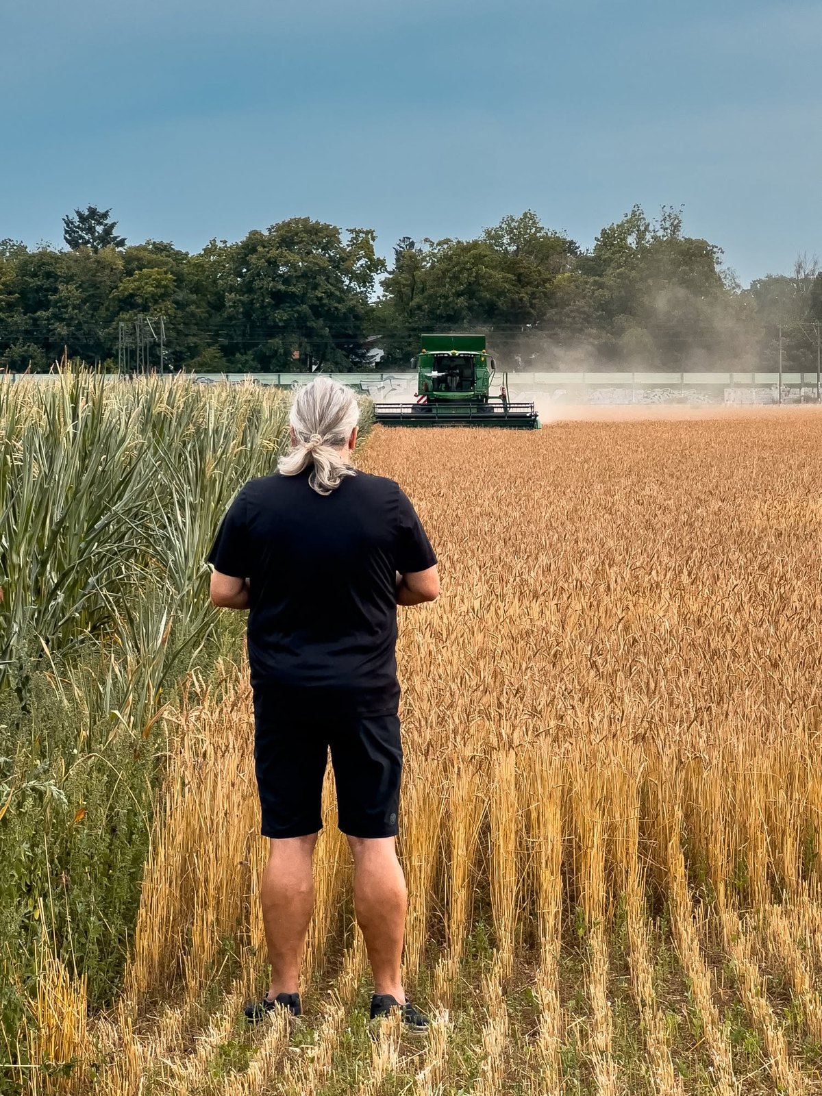 Mike steuert die Drohne am Feldrand