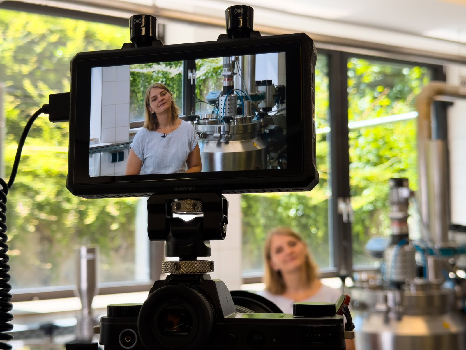 Interview in der Brauerei der Berufsschule Kulmbach, im Vordergrund der Kameramonitor
