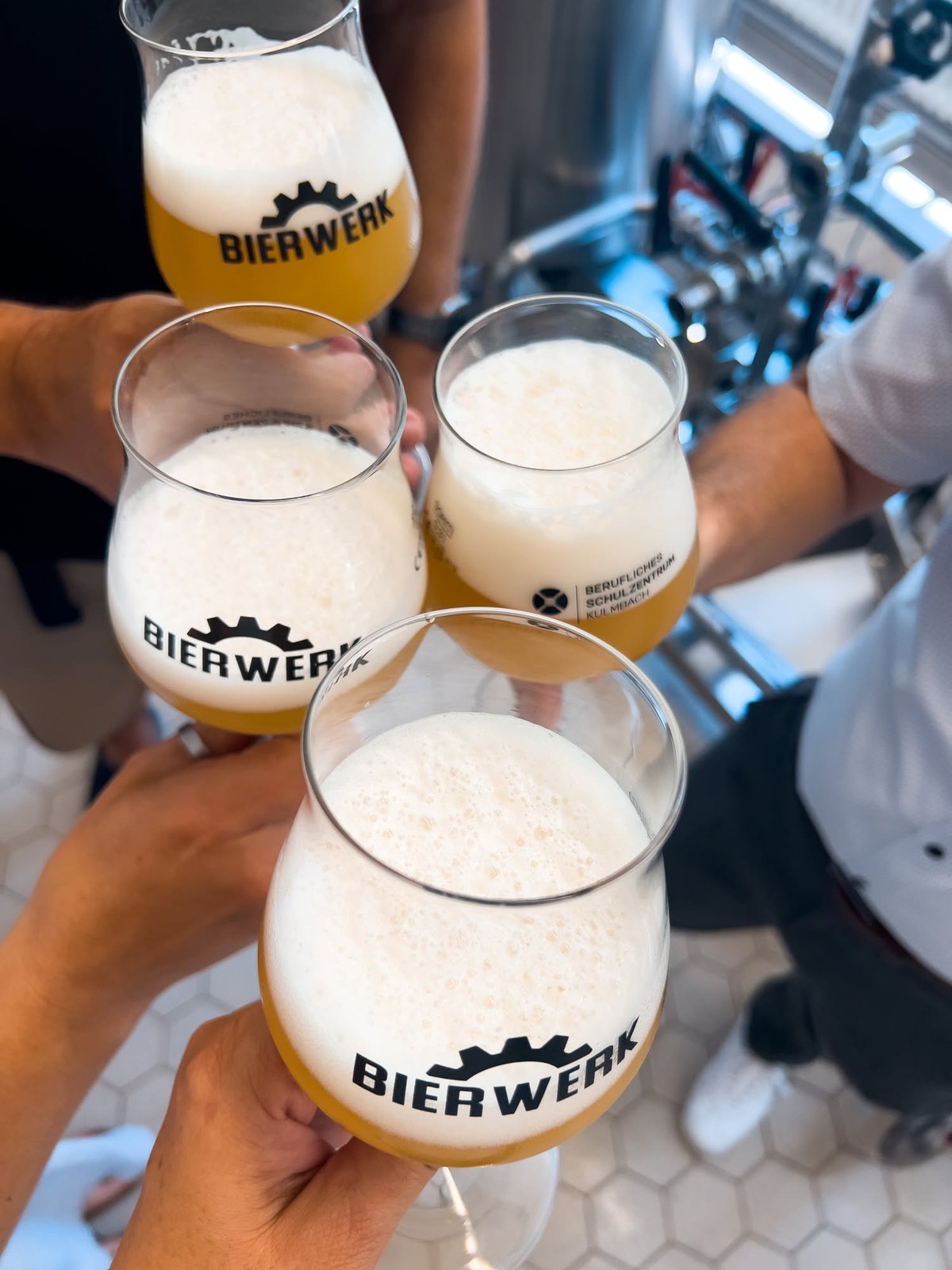 Anstoßen mit dem Bier aus der Moosburger Rhätia