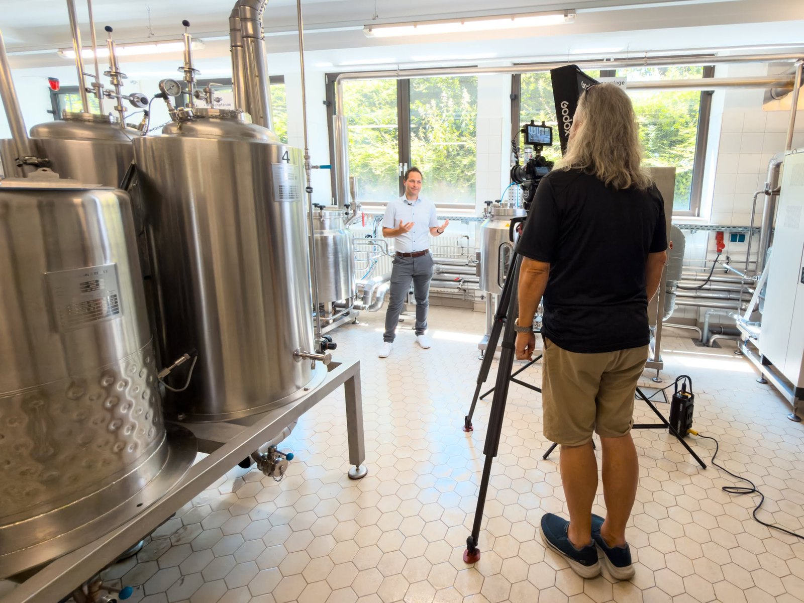 Dreh zwischen den Edelstahltanks der Schulbrauerei