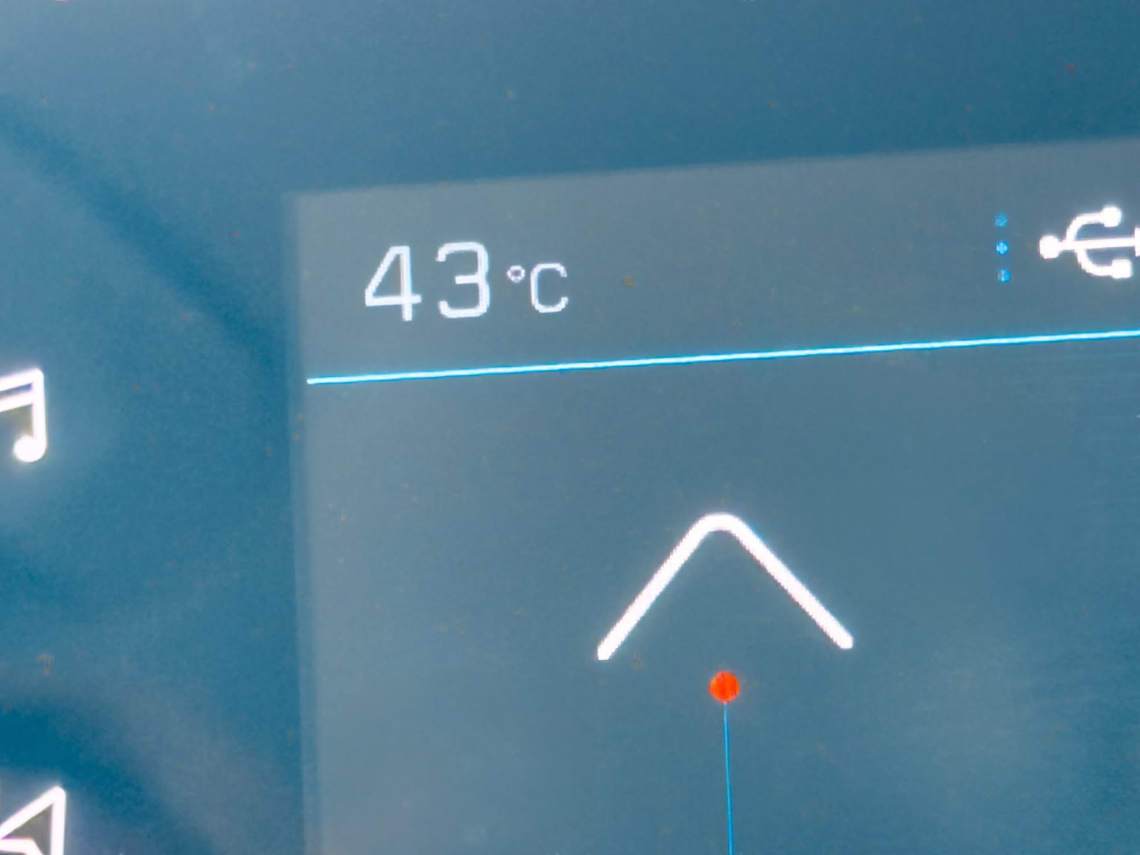43 Grad auf der Anzeige im Auto