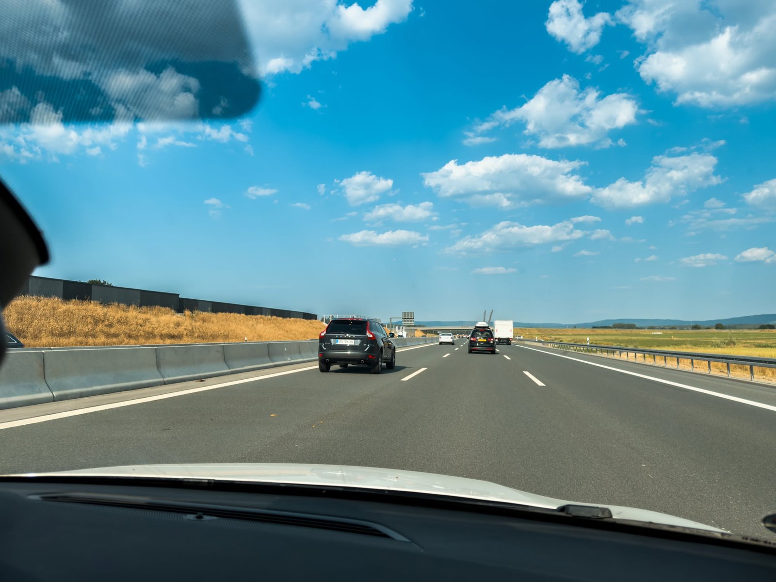 Rückfahrt über die Autobahn unter fränkischem Sommerhimmel
