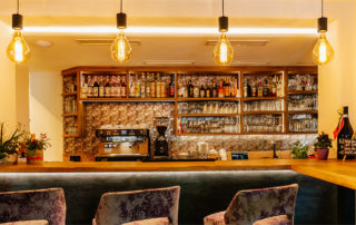Bistro der Landbäckerei Krinner mit Holztheke, Bar und Hängeleuchten