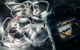 LED-Lichterkette und Kameradisplay im Studio – Fotoshooting Lichtwerbung für Birmoser Werbetechnik