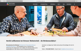 Startseite der Website von Birmoser Werbetechnik mit drei Männern im Beratungsgespräch