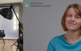 Interview-Set mit Kamera und Leuchte, daneben eine Interviewpartnerin – Selbsthilfe-Videos „überLEBENmitKrebs“ der Bayerischen Krebsgesellschaft