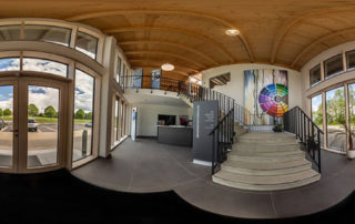 360-Grad-Panorama des Eingangsbereichs der Werbemanufaktur mit Treppe und Farbrad – interaktive Tour