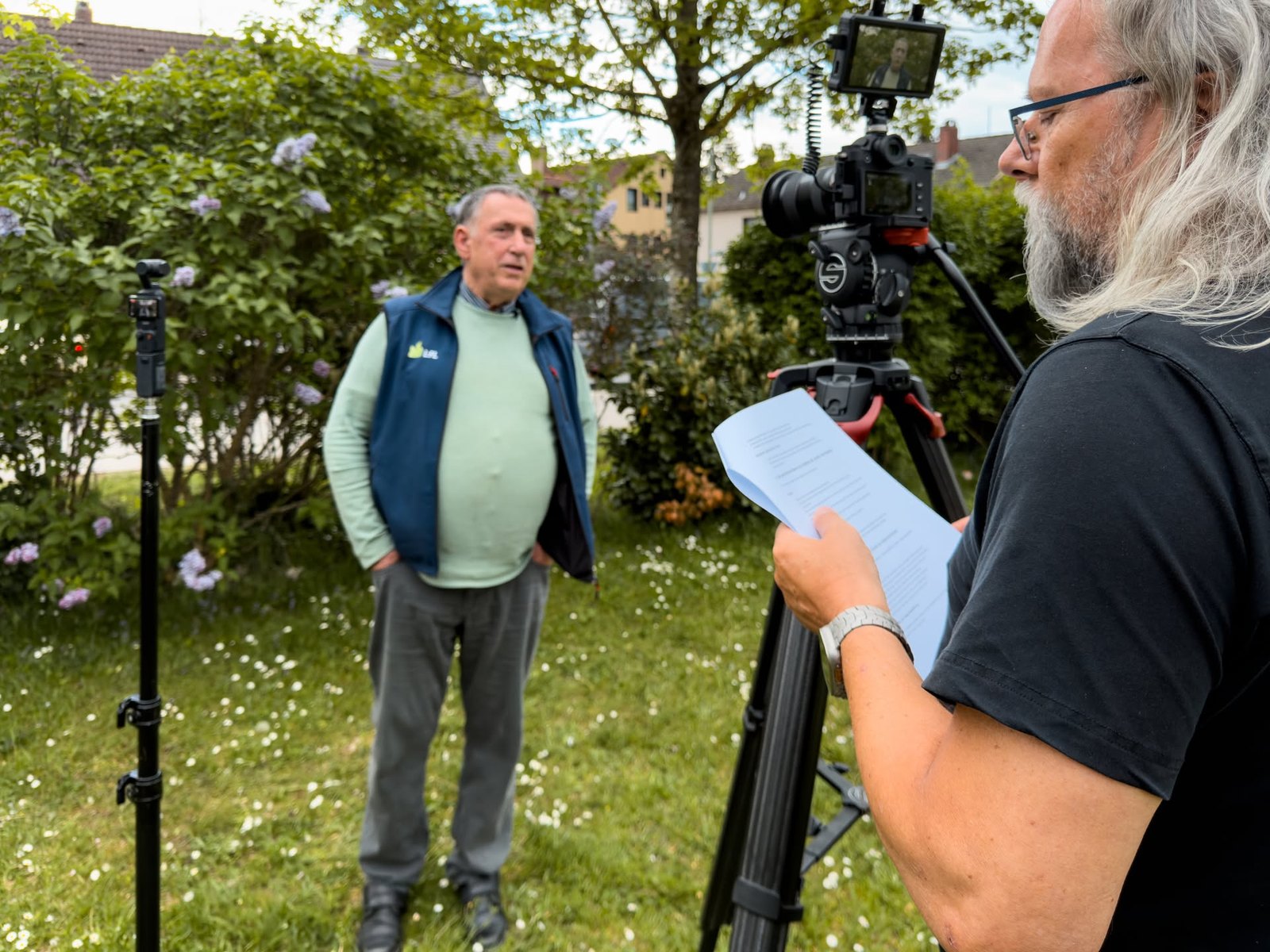 Mike bespricht mit Dr. Klaus Fleißner das Interview vor dem Dreh
