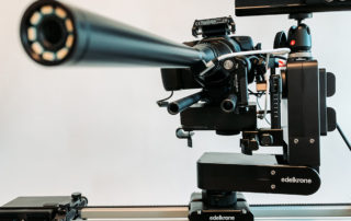 Motion-Control-Kopf von edelkrone mit Kamera und Laowa-Sondenobjektiv auf einem Slider