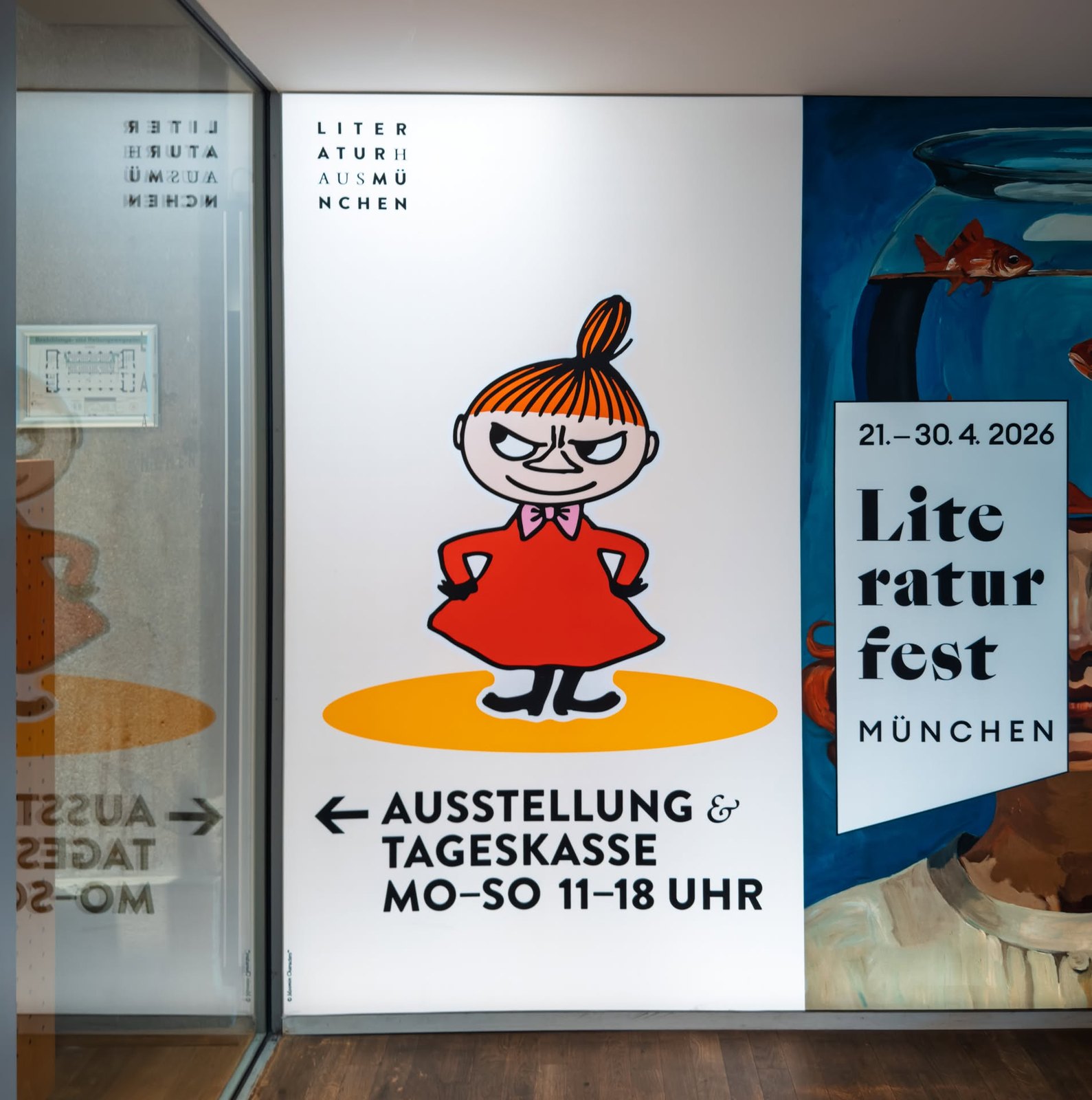 Plakat des Literaturfests am Eingang des Literaturhauses