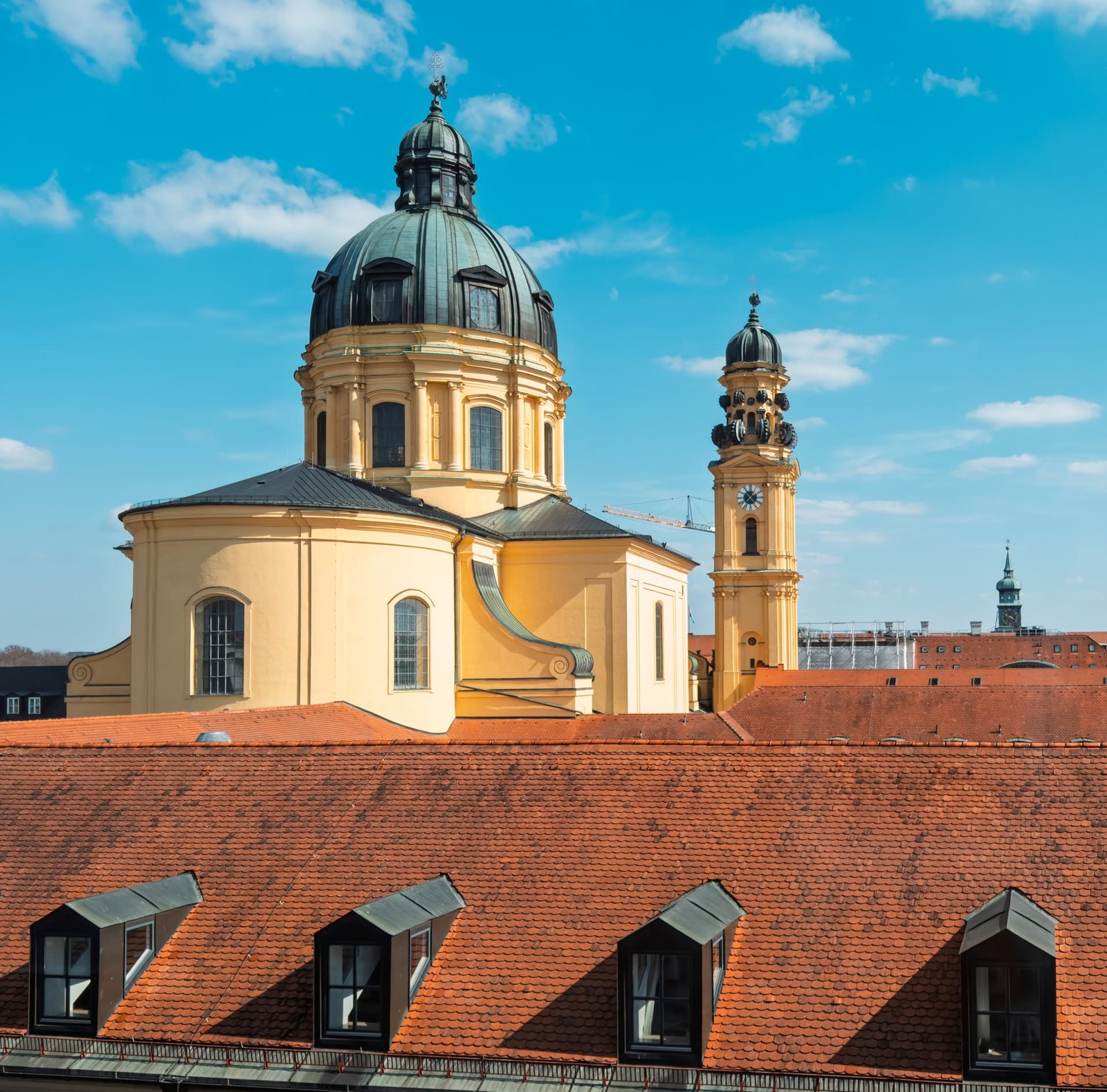 Blick vom Literaturhaus auf die Theatinerkirche