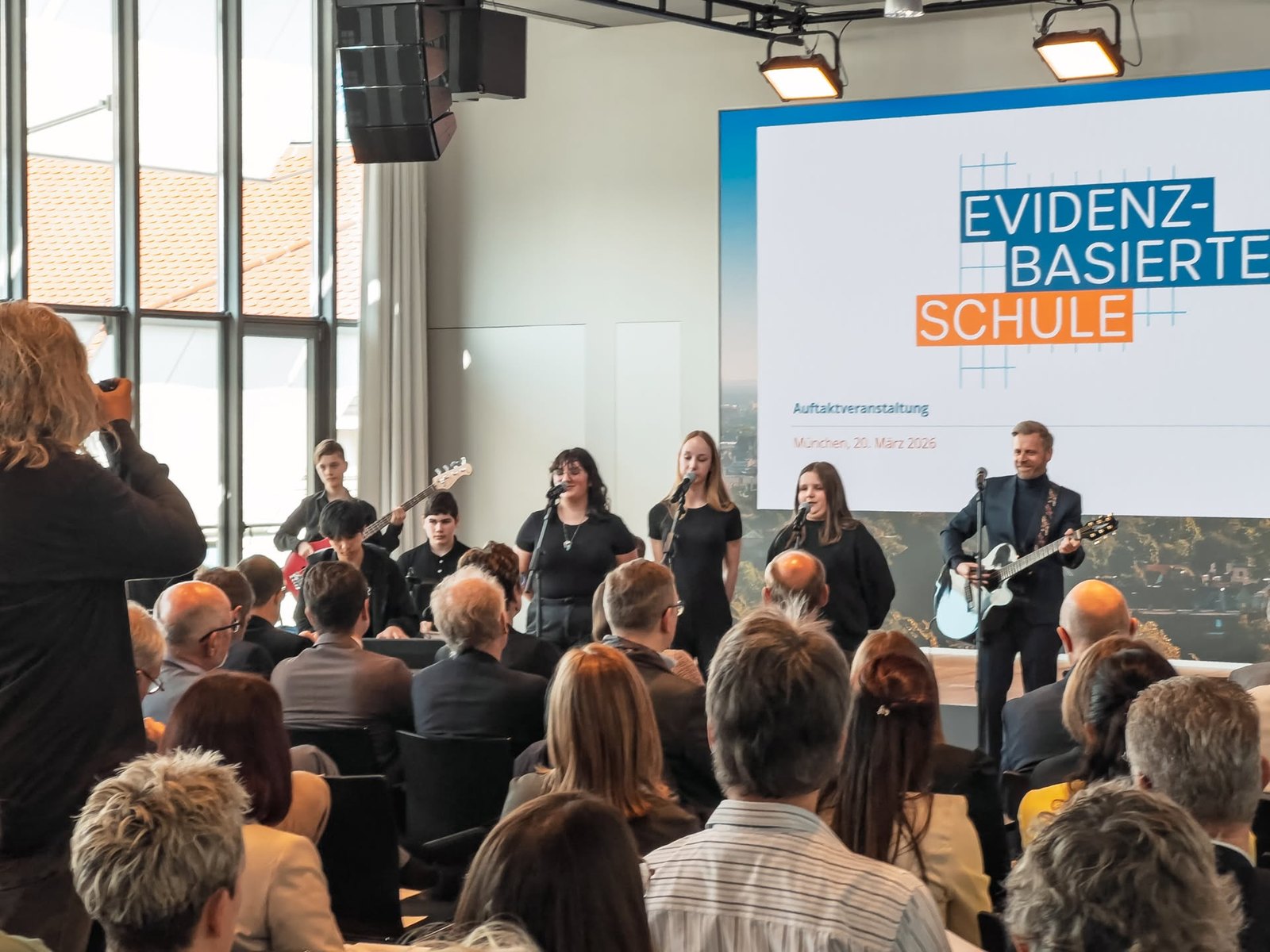 Musikalische Eröffnung vor der Leinwand „Evidenzbasierte Schule“