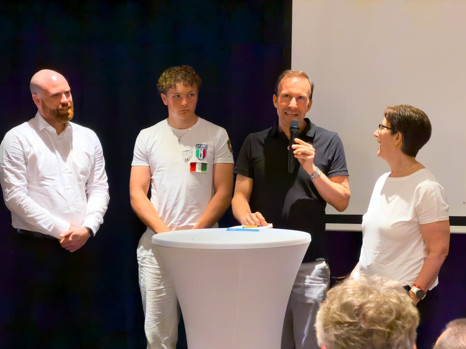 Gesprächsrunde am Stehtisch auf der Bühne