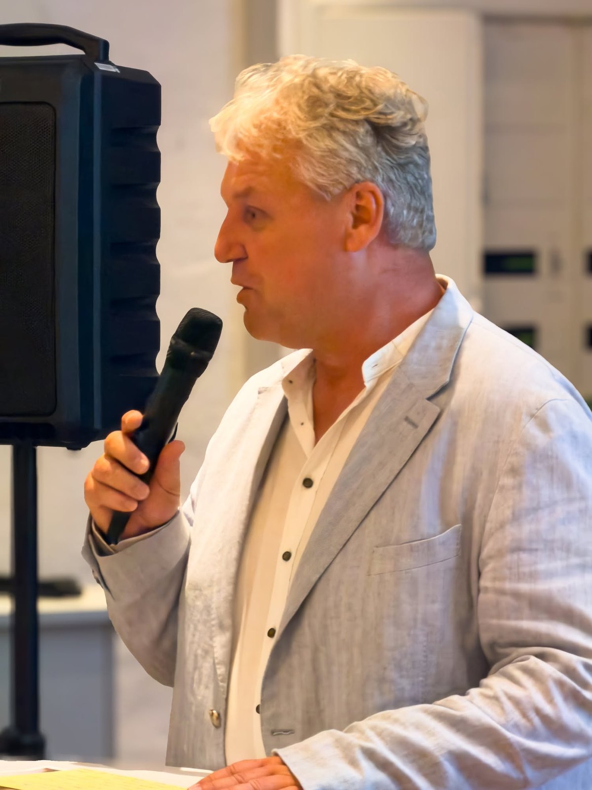 Ein Redner mit Mikrofon im Publikum
