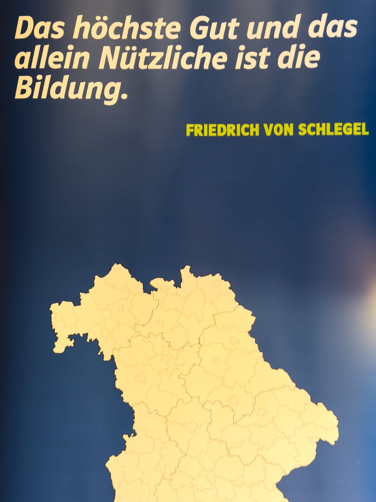 Zitat von Friedrich von Schlegel auf dem Aufsteller: Das höchste Gut ist die Bildung