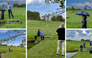 Collage vom Musikvideo-Dreh „Wolkenschieber“ von fliederKind: Mann mit Gießkanne und Frau mit Schirm auf der Wiese