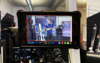 Collage vom Dreh der HEAD-Produktvideos in Kennelbach: Kameramonitore und Produktmanager vor der Skiwand