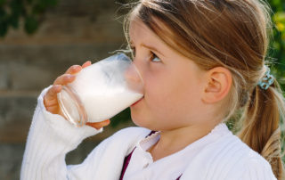 Mädchen trinkt ein Glas Milch – Fotoshooting für die neue Website von Hofberg-Milch