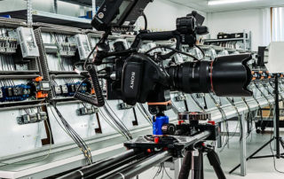 Kamera auf Slider zwischen Maschinen in der Fertigung – erster Drehtag für den Imagefilm von InPeKo Technologies