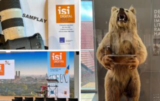 Collage von der Preisverleihung isi Digital 2022: Kamera mit SamPlay-Aufkleber, Banner und Bärenfigur im Literaturhaus