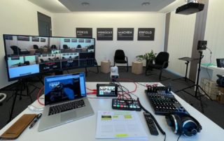 Streaming-Regie mit Laptop, Bildmischer und Monitoren im Tagungsraum – virtuelle Jahrestagung der Allfinanz-Direktion in Penzberg