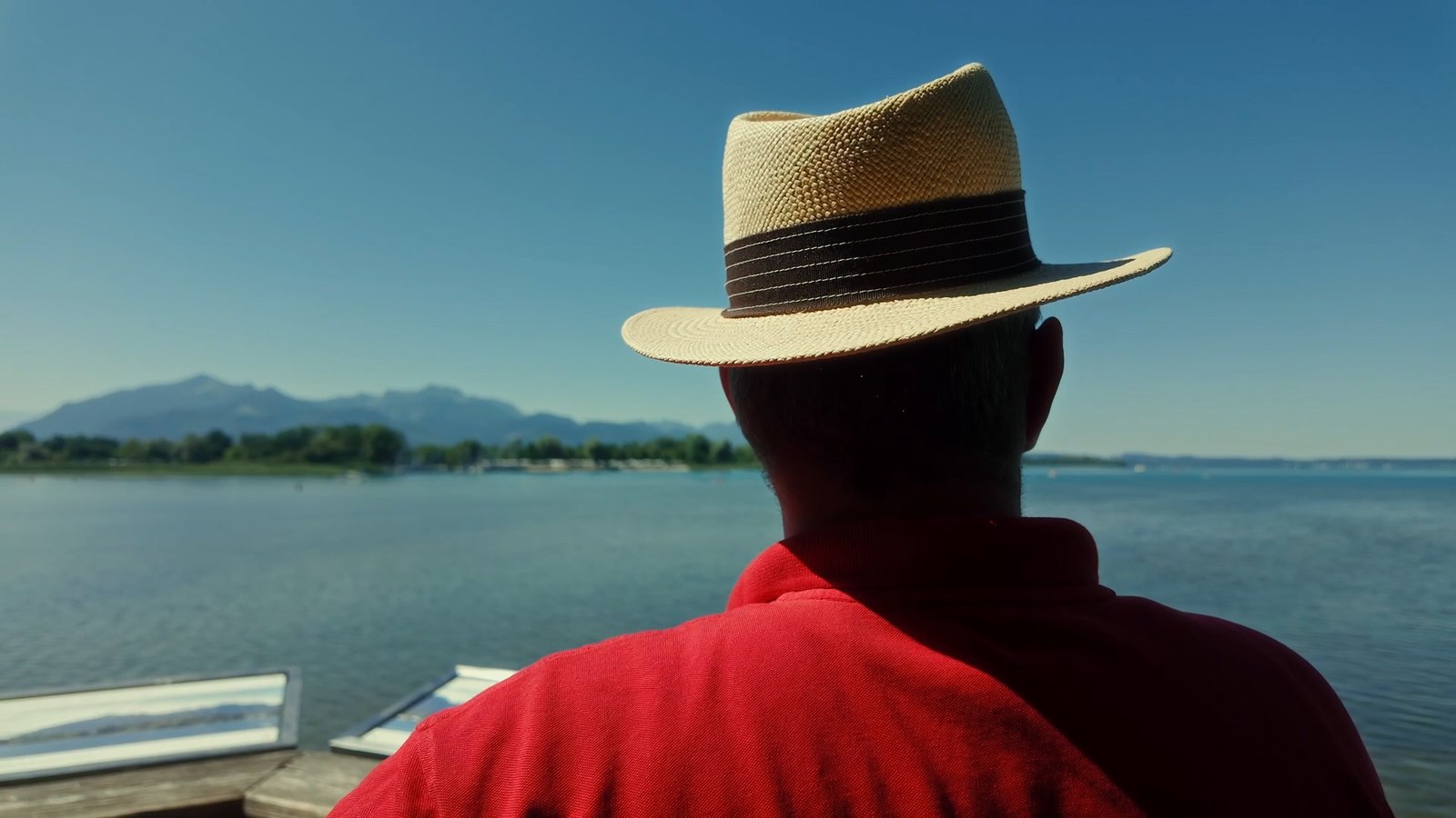 Stefan Wild mit Strohhut, Blick über den Chiemsee